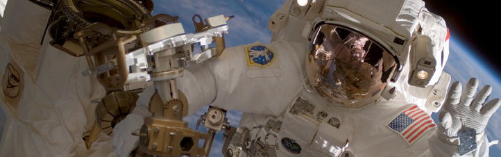 Bei Außenbordeinsätzen wird der Gesundheitszustand des Astronauten von den Ärzten am Boden überwacht.Bild: NASA