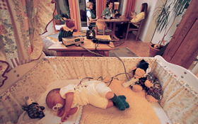 Ein Baby mit Telemedizin-Anzug und Sender. Bild: DLR