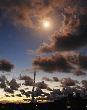 Wie ein heller Stern fliegt die Ariane auf diesem Foto in den Himmel. Bild: ESA, CNES, Arianespace