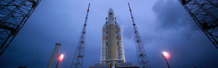Eine Ariane 5 vor dem Start. Deutlich erkennt man die beiden Booster an den Seiten.Bild: ESA, CNES, Arianespace