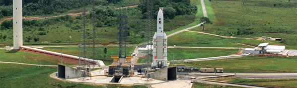 Am 24. Dezember 1979 startete in Kourou – dem europäischen Weltraumbahnhof – die erste Ariane-Rakete ins All. Seit damals sind schon über 190 Raketen von diesem Ort am Rande des Urwalds in Französisch Guyana gestartet. Das Bild zeigt eine Ariane 5. Bild: ESA, CNES, Arianespace