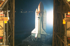 Ein Shuttle wird aus der großen Halle – dem Vehicle Assembly Building – zur Startrampe gefahren. Bild: NASA