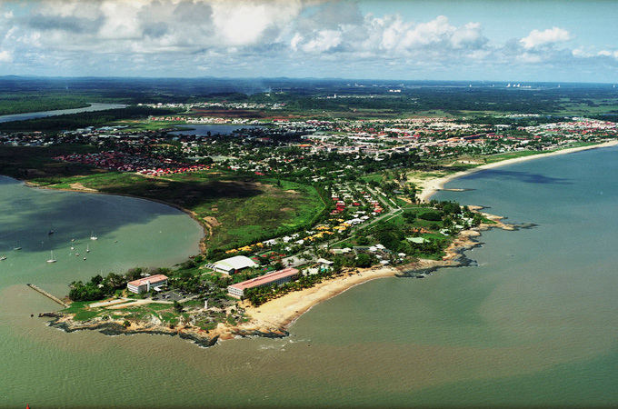 Europas „Weltraumbahnhof” Kourou liegt an der Atlantikküste von Französisch Guyana in Südamerika. 
Bild: ESA