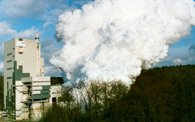 Ein Prüfstand in Lampoldshausen: Man sieht deutlich die Wolke aus Wasserdampf, die während des Tests entsteht. Bild: DLR 