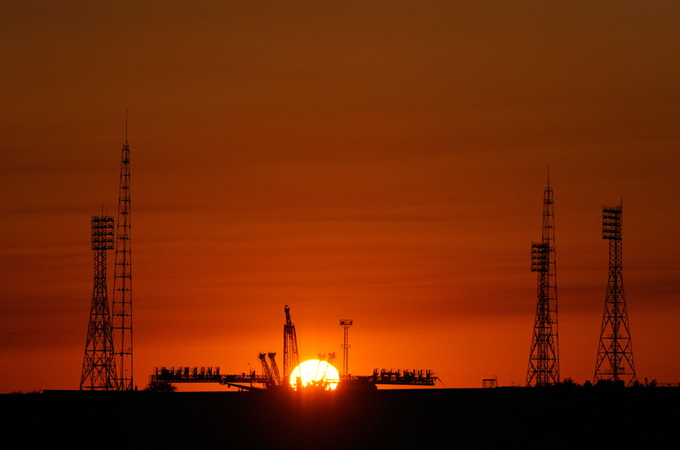 Die Startanlagen in Baikonur bei Sonnenaufgang. 
Bild: NASA (B. Ingalls)