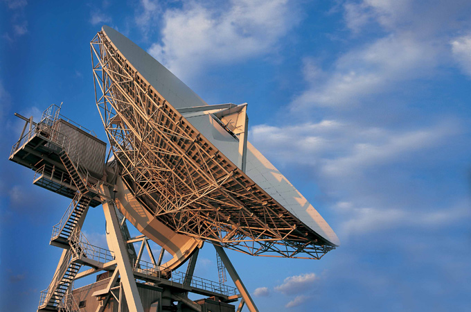 Eine Antenne zum Empfang von Satellitendaten. 
Bild: DLR