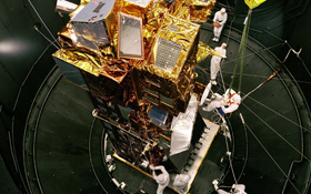 Manche Satelliten – wie hier der europäische Umwelt-Satellit Envisat – sind groß wie ein Bus. Andere sind klein wie eine Waschmaschine. Bild: ESA