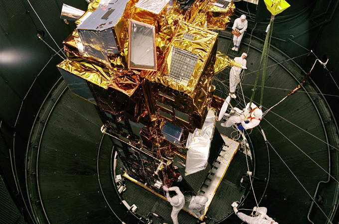 Manche Satelliten – wie hier der europäische Umwelt-Satellit Envisat – sind groß wie ein Bus. Andere sind klein wie eine Waschmaschine. 
Bild: ESA