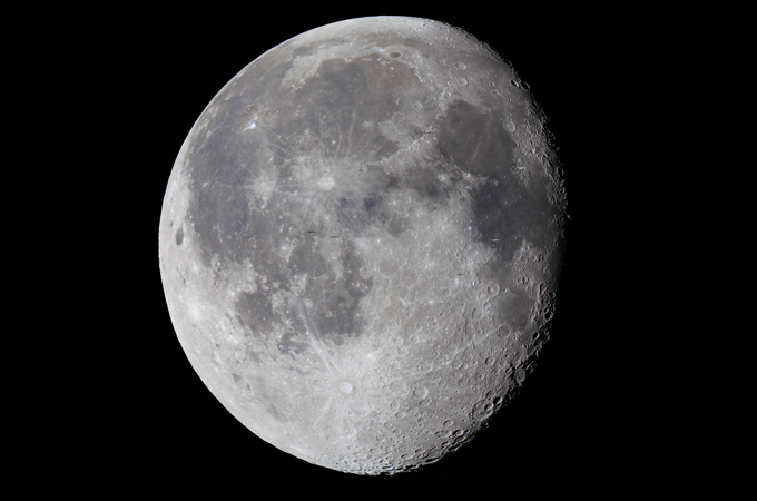 Der Mond – genauer die der Erde zugewandte Seite, auf der alle sechs Apollo-Landungen erfolgten. Eingezeichnet sind alle Apollo-Landestellen. Bild: Rolf Hempel