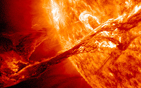 Bei manchen Sonneneruptionen wird Sonnenmaterie in die nähere Umgebung der Sonne geschleudert – wie auf diesem Foto des Satelliten SDO, der die Sonne rund um die Uhr überwacht. Für uns auf der Erde ist das harmlos. Es kann aber auch passieren, dass ein ganzer „Sturm“ geladener Teilchen ausgestoßen wird. Wenn das genau in Richtung Erde geschieht, muss unser Magnetfeld „Schwerstarbeit“ verrichten: Es schützt uns weitgehend vor diesem „Sonnenwind“. Bild: NASA, SDO