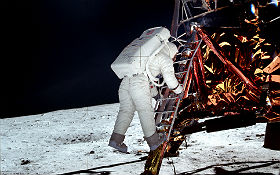 Hier klettert Buzz Aldrin, der zweite Mann auf dem Mond, die Leiter der Landefähre herunter. Neil Armstrong war vorher schon ausgestiegen und hat ihn fotografiert. Bild: NASA