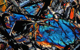 Mondgestein unter einem speziellen Mikroskop. Die Farben zeigen Wissenschaftlern die verschiedenen Gesteinsarten an. Bild: NASA