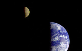 Ein Foto, das die Erde und den Mond zeigt. Diese seltene Aufnahme entstand, als sich die deutsch-amerikanische Jupiter-Sonde Galileo auf ihren Weg durchs Sonnensystem machte. Bild: NASA, DLR