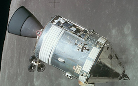 Ein Apollo-Raumschiff umkreist den Mond. Es diente den drei Astronauten zum Flug von der Erde zum Mond und zurück. Bild: NASA