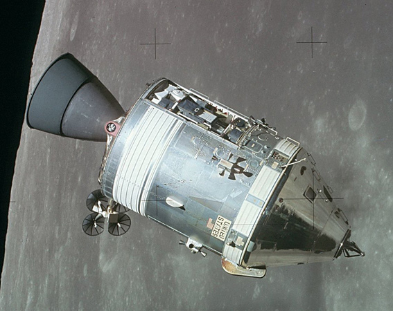 Ein Apollo-Raumschiff umkreist den Mond. Es diente den drei Astronauten zum Flug von der Erde zum Mond und zurück. 
Bild: NASA