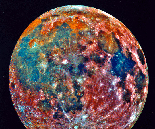 Ups – was ist da mit dem Mond passiert? Dies ist ein sogenanntes Falschfarbenbild. Die verschiedenen Farben zeigen Wissenschaftlerinnen und Wissenschatlern die einzelnen Mineralien an, die auf der Mond-Oberfläche vorkommen. Das Foto stammt von der deutsch-amerikanischen Galileo-Sonde, die auf ihrem Weg zum Jupiter auch den Mond unter die Lupe nahm. 
Bild: NASA, DLR