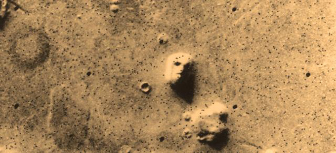 Gibt es Leben auf dem Mars? Auf diesem Foto, das die amerikanische Mars-Sonde Viking 1 im Jahre 1976 vom Mars zur Erde funkte, glaubten Science-Fiction-Fans ein Gesicht zu erkennen. Doch es handelte sich nur um einen Felsen, der bloß etwas seltsam aussah.
Bild: NASA, JPL