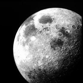 Unser Mond. An der von Kratern übersäten Oberfläche kann man regelrecht „ablesen“: Hier hat es früher viele Einschläge gegeben. Die dunklen Flächen hielt man zuerst für Meere. Es handelt sich jedoch um Tiefebenen, die mit erkalteter Lava gefüllt sind. Sie sind jünger und haben daher weniger Krater. Bild: NASA