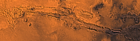 Die ersten Fotos, die Sonden vom Mars zur Erde funkten, zeigten: Dort gibt es tiefe Täler und Gräben – aber keine künstlich angelegten Kanäle, wie man früher dachte. Bild: NASA, JPL, USGS