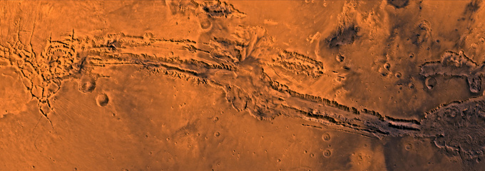 Die ersten Fotos, die Sonden vom Mars zur Erde funkten, zeigten: Dort gibt es tiefe Täler und Gräben – aber keine künstlich angelegten Kanäle, wie man früher dachte.
Bild: NASA, JPL, USGS