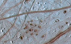 Auf dem Jupiter-Mond Europa könnte unter dieser Eiskruste ein Ozean existieren – vielleicht sogar mit einfachen Lebensformen. Bild: NASA, JPL, University of Arizona, University of Colorado, DLR