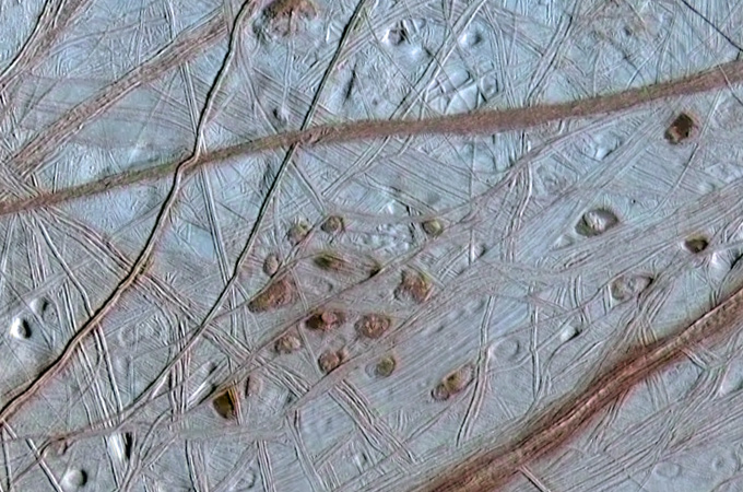 Auf dem Jupiter-Mond Europa könnte unter dieser Eiskruste ein Ozean existieren – vielleicht sogar mit einfachen Lebensformen. 
Bild: NASA, JPL, University of Arizona, University of Colorado, DLR