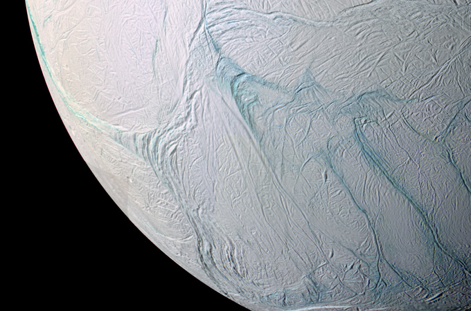 Die eisige Oberfläche von Enceladus. 
Bild: NASA, JPL, Space Science Institute