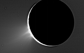 Der Saturn-Mond Enceladus hielt eine Überraschung bereit: Dieses Bild zeigt links unten Wasser-Fontänen – ähnlich wie bei Geysiren auf der Erde. Und wo Wasser existiert, könnte es auch einfache Lebensformen geben. <BR>Bild: NASA, JPL, Space Science Institute