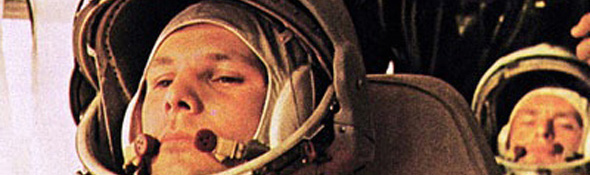 12. April 1961: Juri Gagarin auf dem Weg zum Start. Wenige Stunden später war er der erste Mensch im All. Noch heute werden die Kosmonauten – wie damals Gagarin – mit einem Bus zur Startrampe gefahren. Bild: Roskosmos 