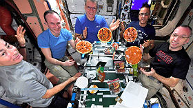 Abendessen in Schwerelosigkeit. Nach getaner Arbeit versammelt sich die Crew im Aufenthaltsraum der ISS. Man muss beim Essen nur eben aufpassen, dass die Pizza nicht davonschwebt. Bild: NASA
