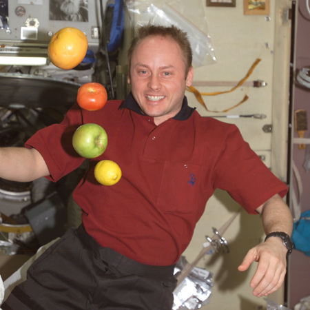 Alles schwebt. Dieser Astronaut demonstriert die Schwerelosigkeit mit frischem Obst.
Bild: NASA