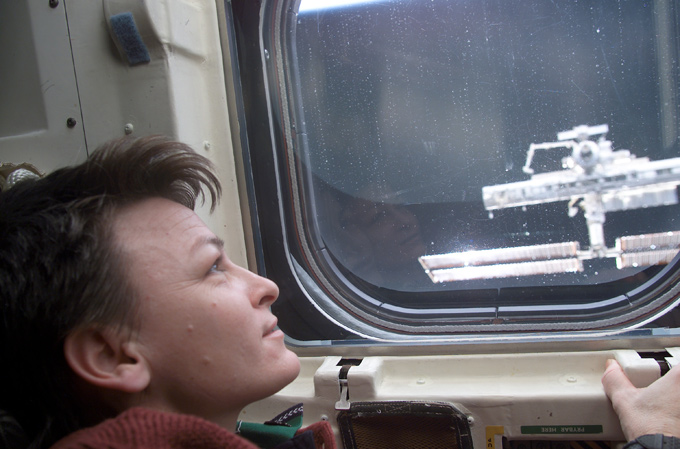 NASA-Astronautin Peggy Whitson schaut aus der Raumfähre ein letztes Mal zur ISS, bevor es wieder zurück zur Erde geht. 
Bild: NASA