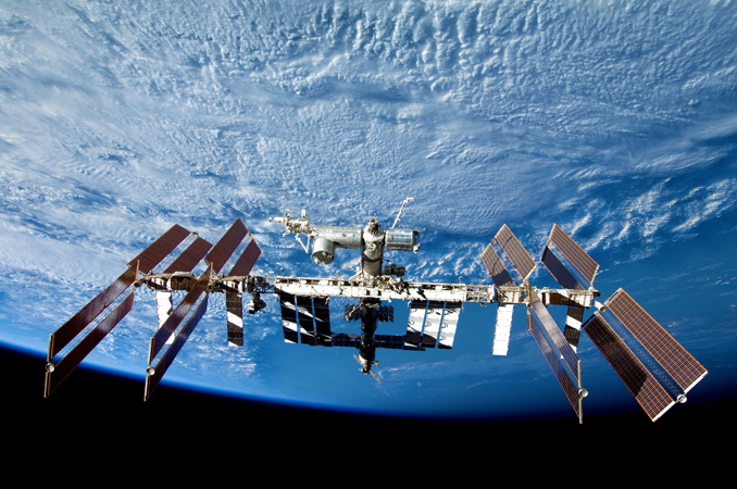Als eine Raumfähre im September 2009 wieder von der ISS abgedockt hatte, machte einer der Astronauten dieses eindrucksvolle Foto von der Raumstation. 
Bild: NASA