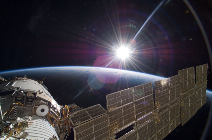 Blick aus dem Fenster: Die Sonne geht über der Erde auf. Da die ISS nur 90 Minuten braucht, um die Erde zu umrunden, geht an Bord der Raumstation 16 Mal am Tag die Sonne auf und unter. 
Bild: NASA
