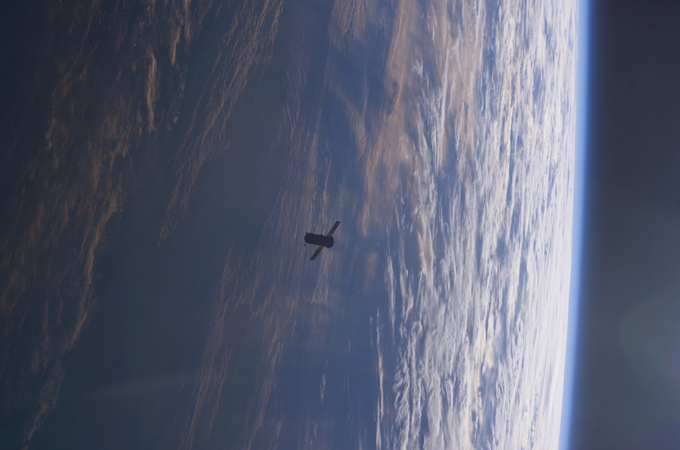 Ein Sojus-Raumschiff nähert sich der Station. Die drei Raumfahrer an Bord treten nach dem Docking und der Übergabe – dem sogenannten Handover – ihren Dienst auf der ISS an und lösen die alte Crew ab. 
Bild: NASA