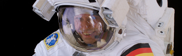 Thomas Reiter beim Ausstieg aus der ISS. Der deutsche Astronaut verbrachte ein halbes Jahr auf der Raumstation, nachdem er früher schon einmal – ebenfalls rund sechs Monate – auf der russischen MIR-Station war.Bild: ESA, NASA