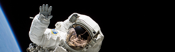 Heidemarie M. Stefanyshyn-Piper, amerikanische Astronautin, winkt in die Kamera. Bild: NASA