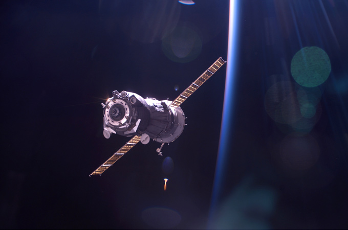 Ein Sojus-Raumschiff nähert sich der ISS. 
Bild: NASA