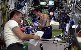 Hier führen zwei Astronauten auf der ISS medizinische Experimente durch. Bild: ESA