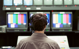 Im Fernsehstudio werden die TV-Bilder zusammengestellt und „auf Sendung“ geschickt. Bild: Photos.com