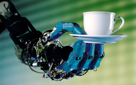 Roboter, die Getränke servieren? Das Foto soll nur demonstrieren, was Roboter alles so können – wie hier eben auch dank der Weltraum-Robotik. Bild: DLR