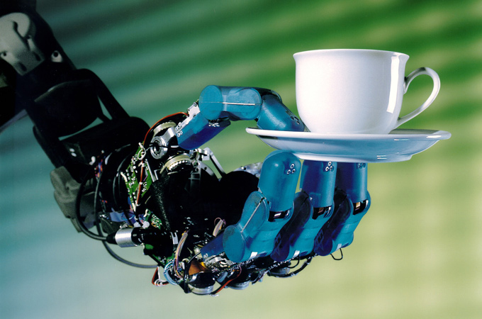 Roboter, die Getränke servieren? Das Foto soll nur demonstrieren, was Roboter alles so können – wie hier eben auch dank der Weltraum-Robotik. 
Bild: DLR