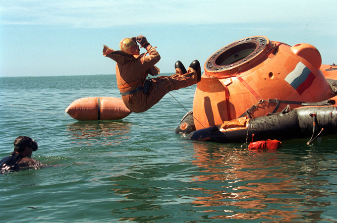 Überlebenstraining auf See – hier im Schwarzen Meer. Die Raumfahrer verlassen die russische Kapsel. So übt man das Verhalten für den Fall, dass die Kapsel unplanmäßig auf Wasser niedergeht. Bild: ESA, Star City