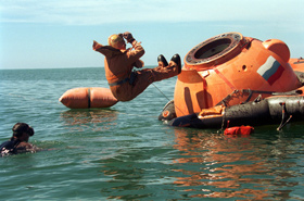 Überlebenstraining auf See – hier im Schwarzen Meer. Die Raumfahrer verlassen die russische Kapsel. So übt man das Verhalten für den Fall, dass die Kapsel unplanmäßig auf Wasser niedergeht. <BR>Bild: ESA, Star City