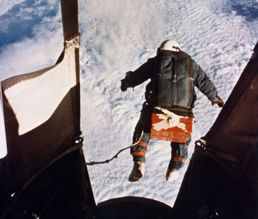 Kittinger springt in die Tiefe. 
Bild: U.S. Air Force