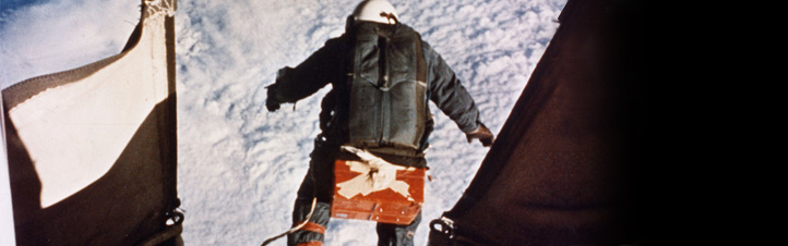 Kittinger springt in die Tiefe. Bild: U.S. Air Force