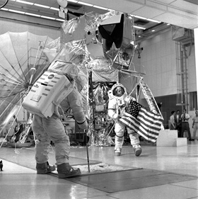 Die Behauptung, dass die Apollo-Astronauten nie auf dem Mond waren, ist längst widerlegt. Auch dieses Foto ist übrigens kein Beweis dafür, dass die Mondlandungen in Filmstudios „gefälscht“ wurden. Vielmehr trainieren hier die Astronauten von Apollo 14 für den Flug zum Mond. Bild: NASA