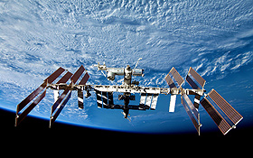 Die ISS umrundet die Erde in nur 400 Kilometern Höhe. Sie ist damit noch nahezu vollständig dem Einfluss der Erdanziehung ausgesetzt. Dass dennoch an Bord Schwerelosigkeit herrscht, hat also mit der Entfernung von der Erde nichts zu tun. <BR>Bild: NASA