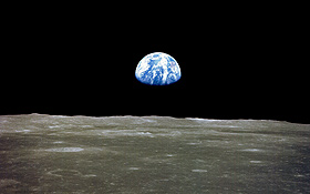 Vom Mond aus sieht man die Erde als „blaue Kugel“. Die chinesische Mauer lässt sich aus dieser Entfernung nicht erkennen. 
Bild: NASA