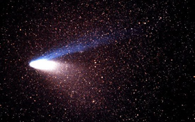 Der Komet Hale-Bopp im Jahre 1997. Damals stand er hell am Himmel und war mehrere Nächte lang mit bloßem Auge sehr gut zu sehen – viel heller als jeder Stern. Bild: NASA, JPL, Caltech